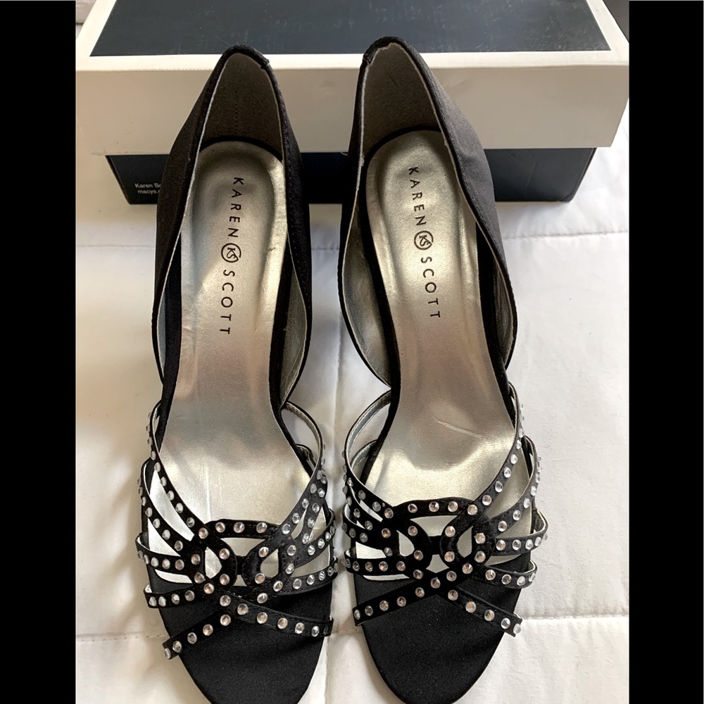 Beautiful 9 1/2 black Karen Scott high heels